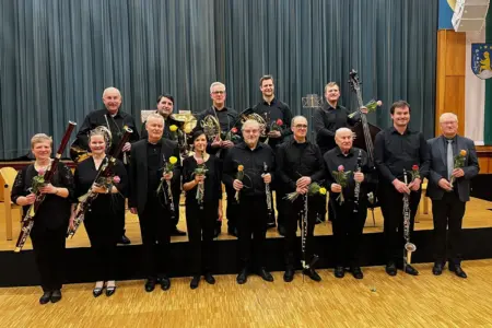 Musik und Briefe von Mozart Eine Gruppe von Personen mit Blasinstrumenten auf einer Bühne