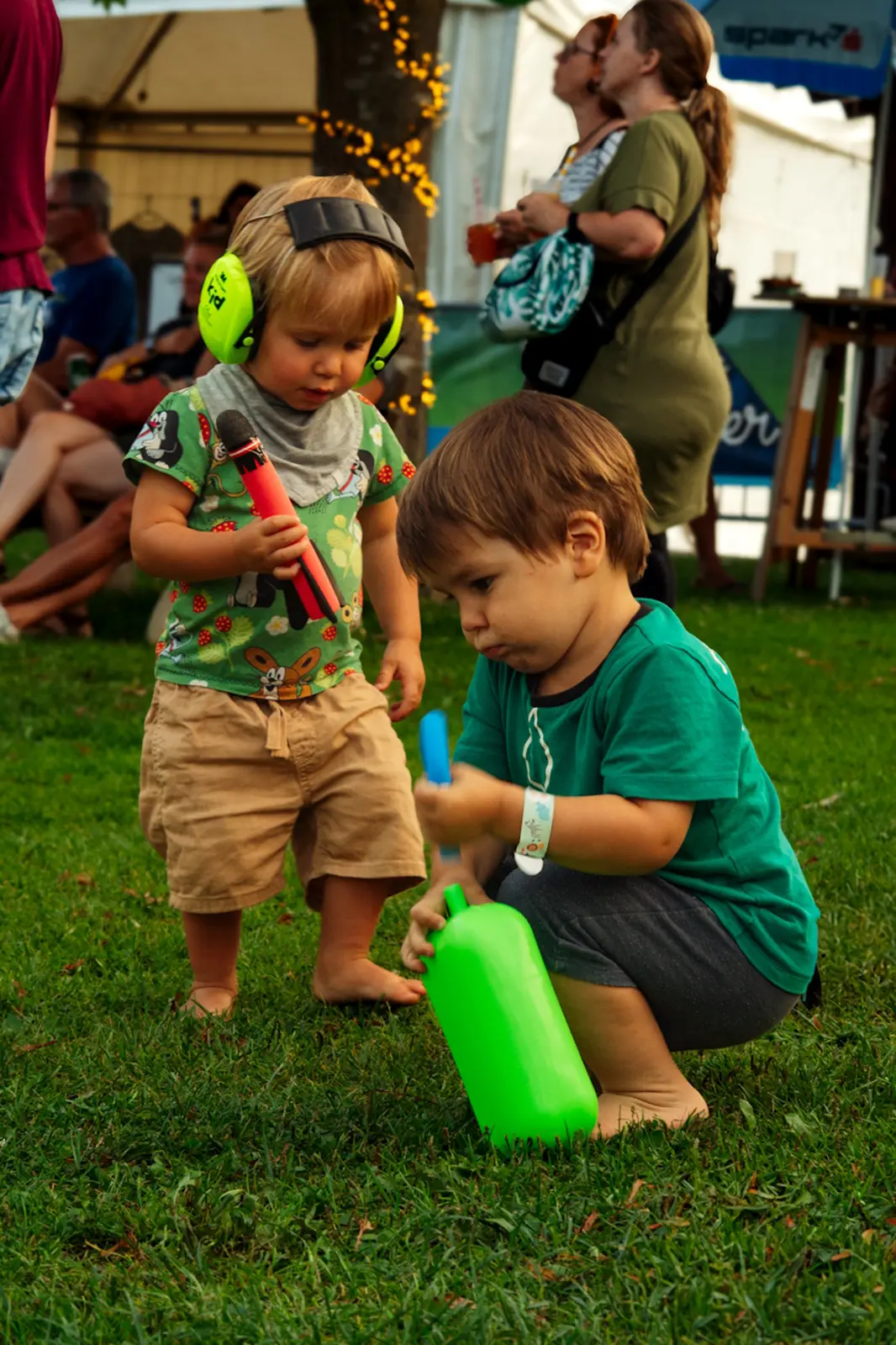 Zwei Kinder spielen auf einer Wiese