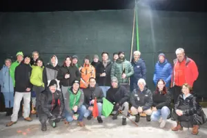 Eine Gruppe von Personen in Winterbekleidung auf einer Eisbahn