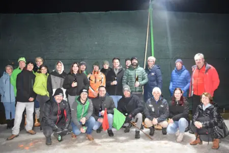 Premiere auf der Eisbahn Eine Gruppe von Personen in Winterbekleidung auf einer Eisbahn