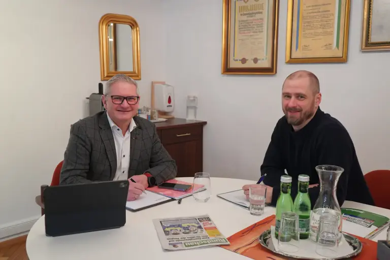 Neuzugang für die Stadt Kindberg Zwei Männer sitzen an einem Tisch