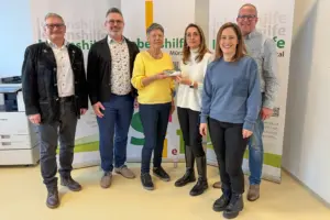 Sechs Personen bei einer Scheckübergabe