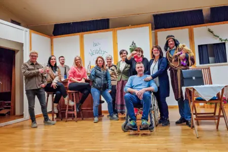 Wer ist im Bett mit dem Butler? Eine Gruppe von Personen in einem großen Raum