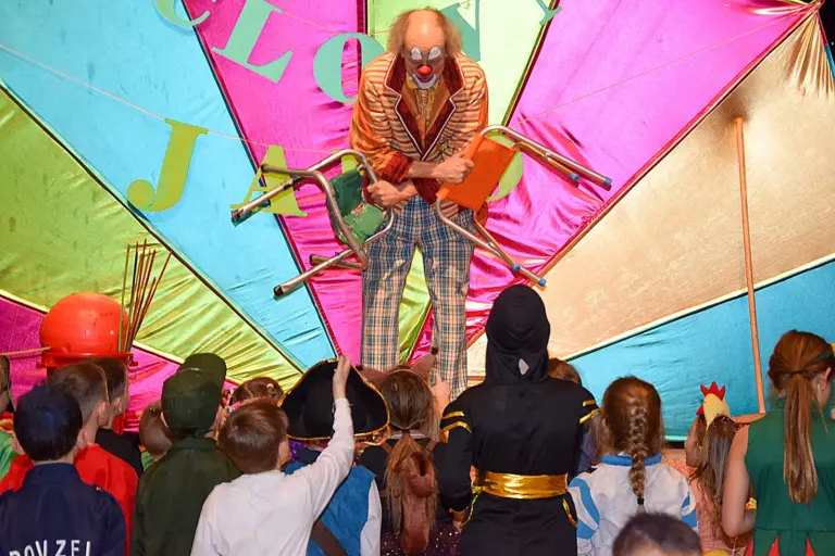 Ein Clown unterhält Kinder