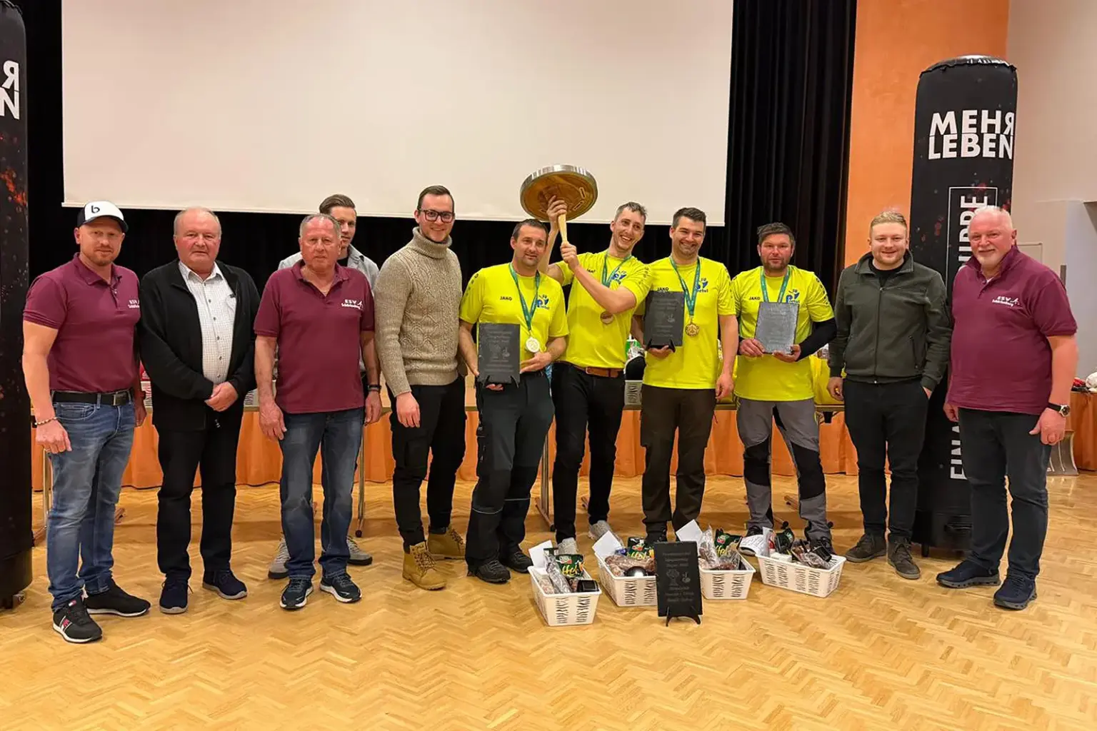 Sportunion Pretul gewann Langenwanger Gemeindepokal Mehrere Männer stehen nebeneinandern, in der Mitte stehen vier Männer jubelnd.