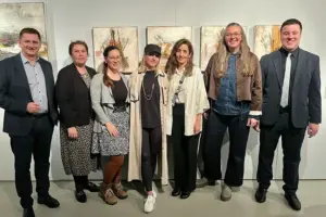 Leobener Kunst aus Frauenhand Sieben Personen vor einer Wand mit Bildern