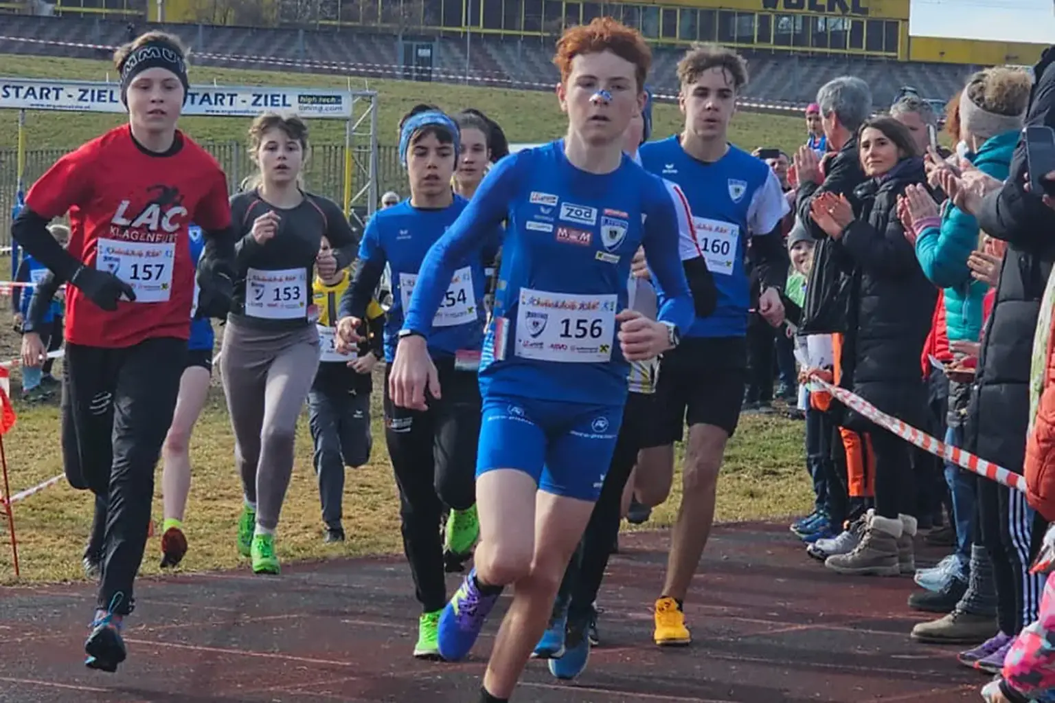 Crosslaufcup in Leoben Eine Gruppe von jungen Läufern bei einem Wettkampf.