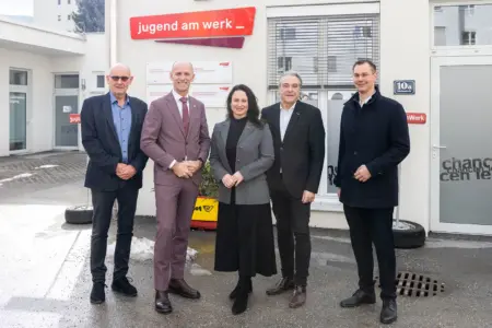 Fünf Personen vor einem Gebäude