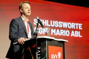 Mario Abl als Vorsitzender der roten Gemeindevertreter bestätigt Ein Mann im Anzug spricht an einem Rednerpult