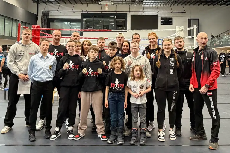 Erfolgreiche Leobener Muaythai-Kämpfer Ein Gruppe von Menschen in einer Sporthalle.