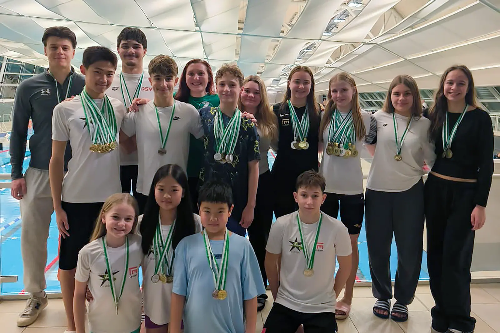 Eine Gruppe von jungen Menschen mit Medaillen.