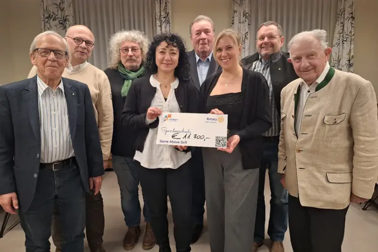 Eine Gruppe von Personen mit einem Spendenscheck