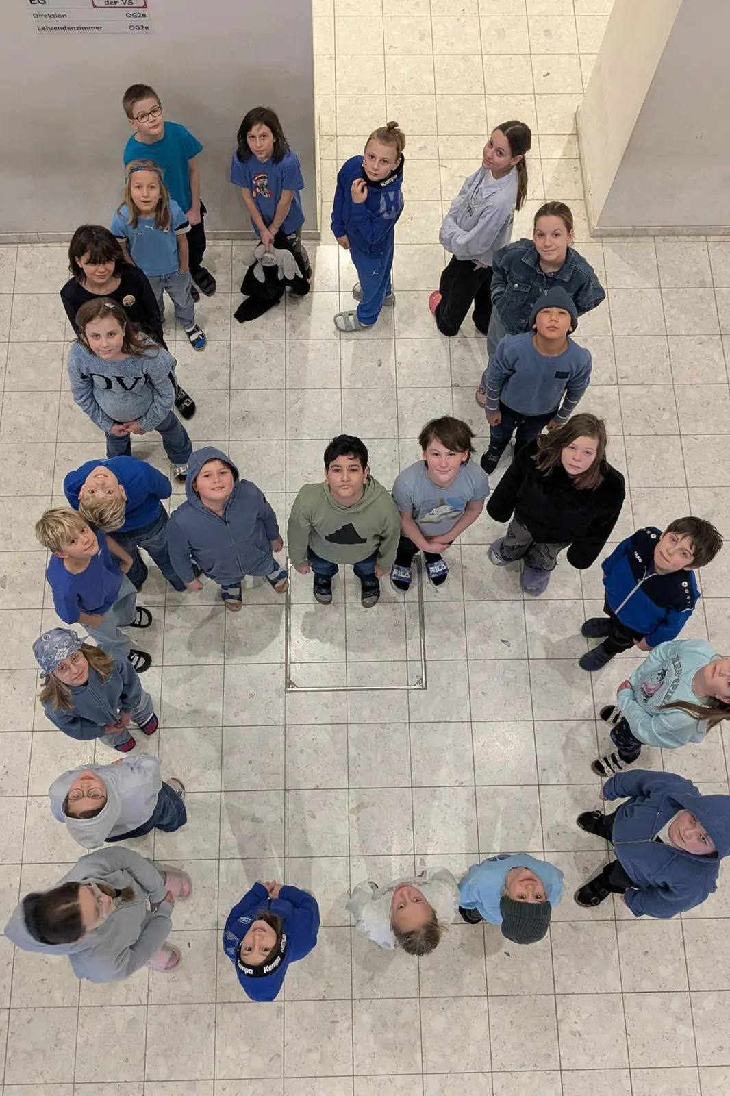 Eine Gruppe von Kindern in blauer Kleidung