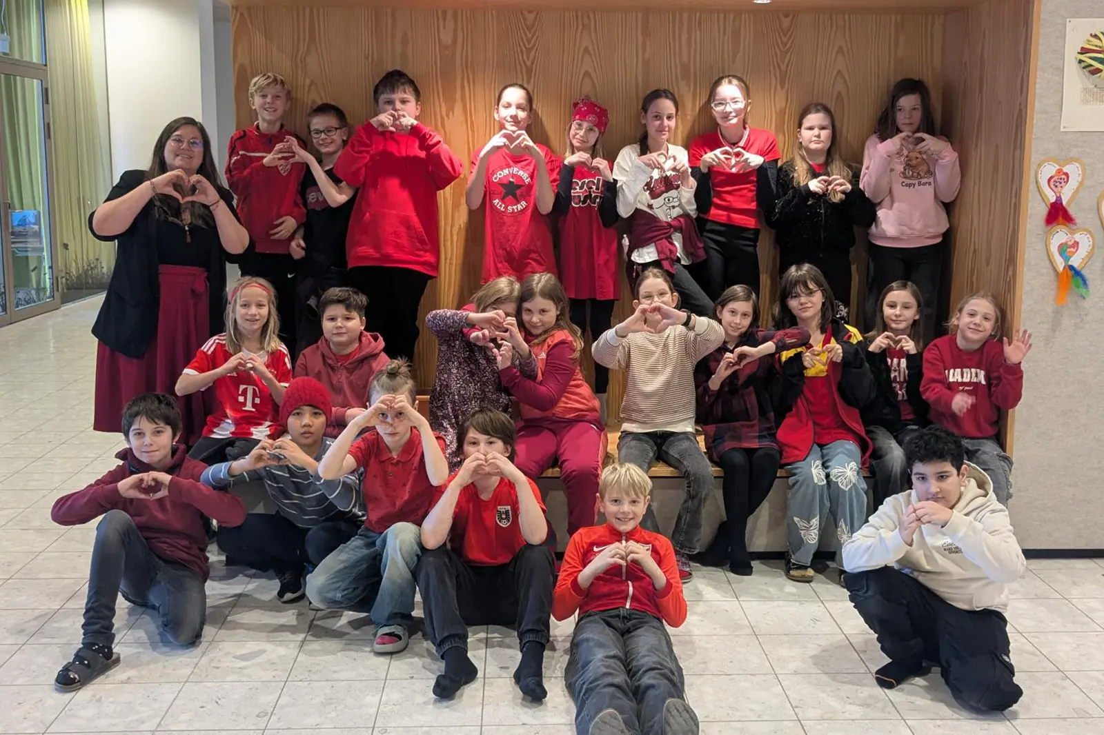 Eine Gruppe von Kindern in roter Kleidung
