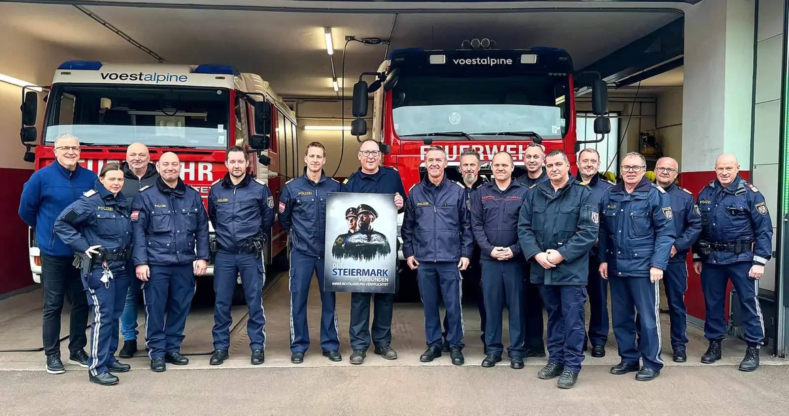 Eine Gruppe von Personen in Uniform präsentiert ein Plakat