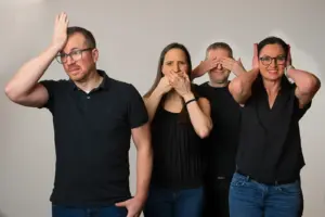 Vier Personen in lustigen Posen