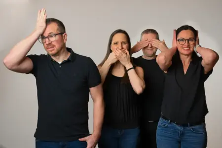 Vier Personen in lustigen Posen