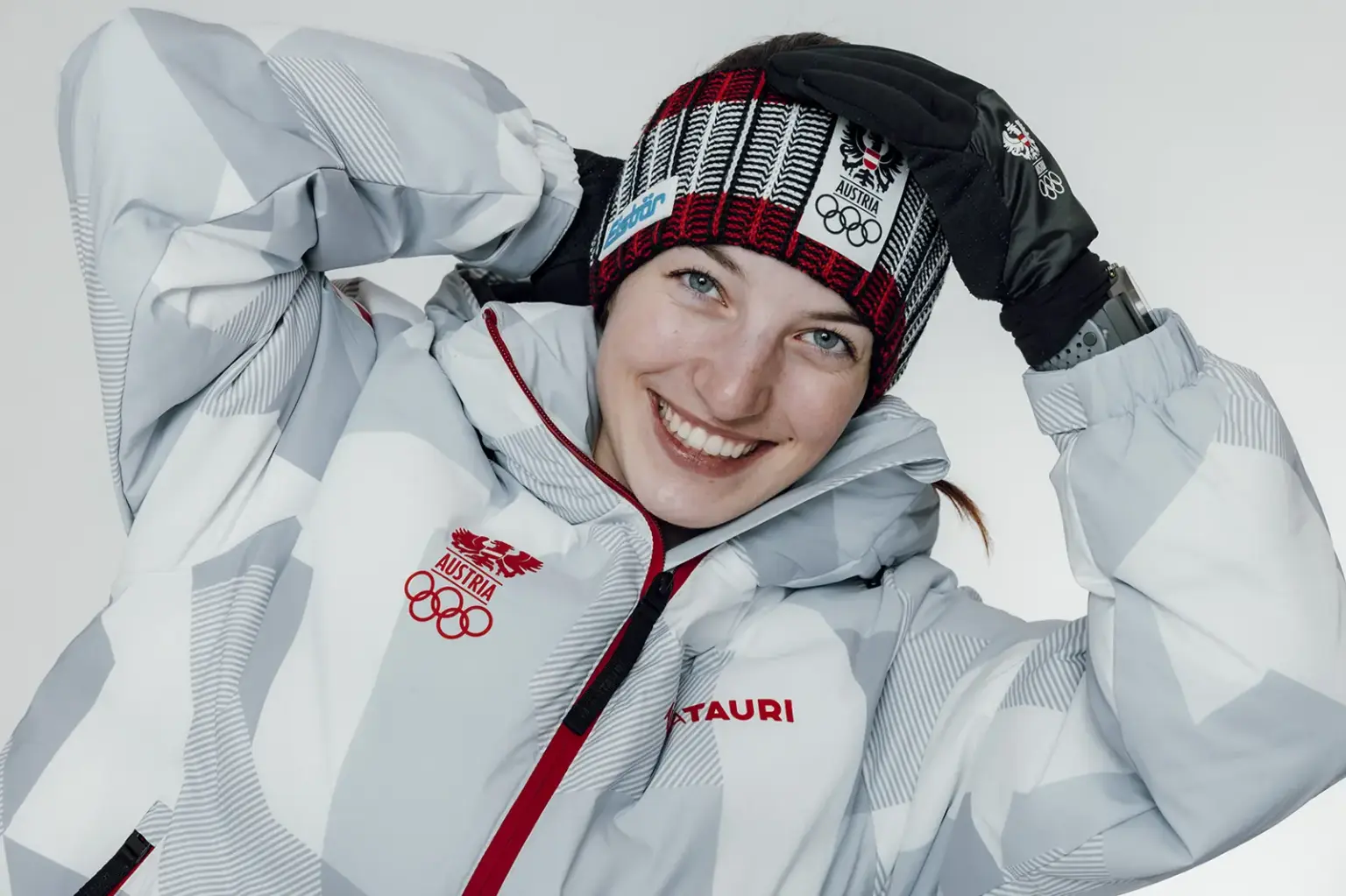 Lisa Hirner ist bereit für den zweiten Sprung Ein junge Frau im Schigewand.