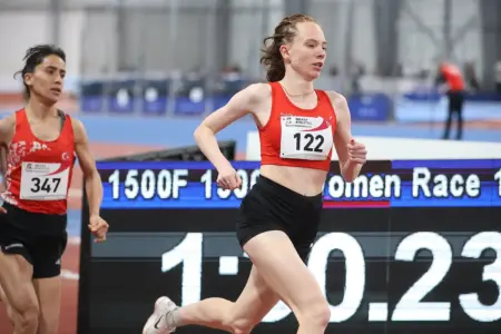 Eine junge Frau läuft in einer Halle.