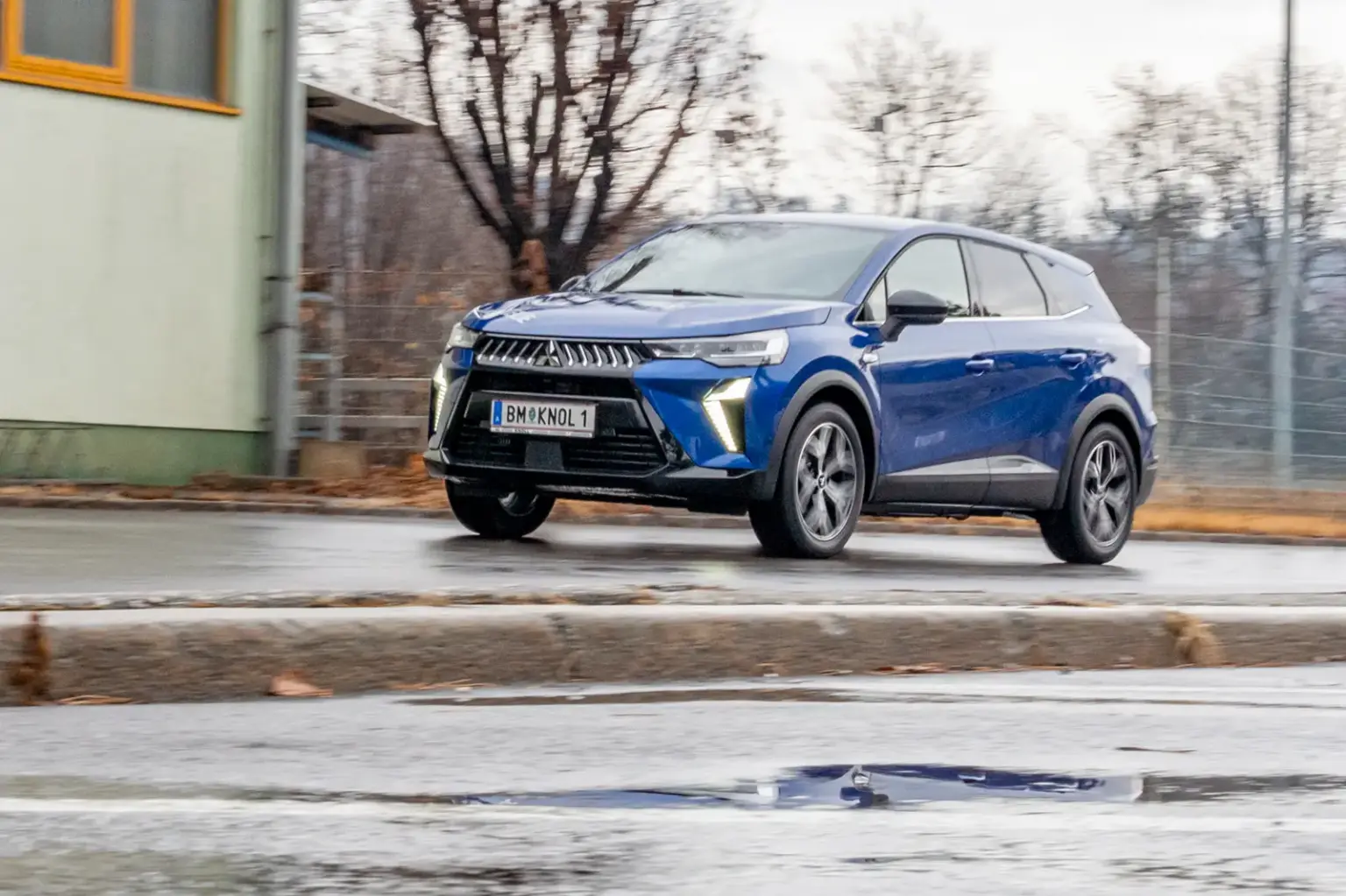 In der Ruhe liegt die Kraft Ein blau lackiertes Auto der Marke Mitsubishi fährt von rechts nach links