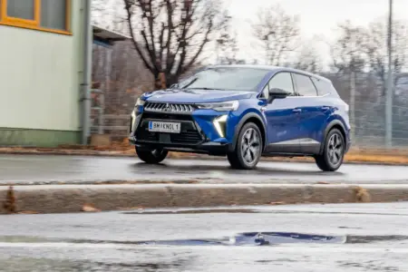 In der Ruhe liegt die Kraft Ein blau lackiertes Auto der Marke Mitsubishi fährt von rechts nach links