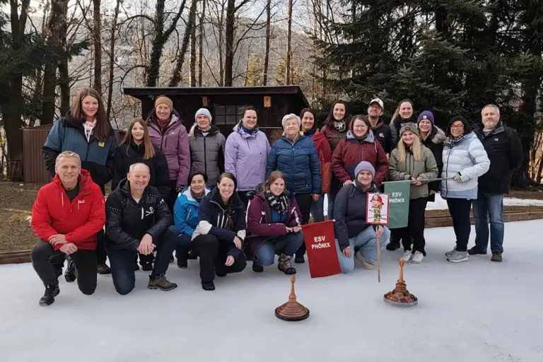 Eine Gruppe von Personen mit Eisstöcken auf einer Eisbahn