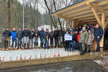 Eine Gruppe von Personen vor einer Eisbahn mit Eisstöcken