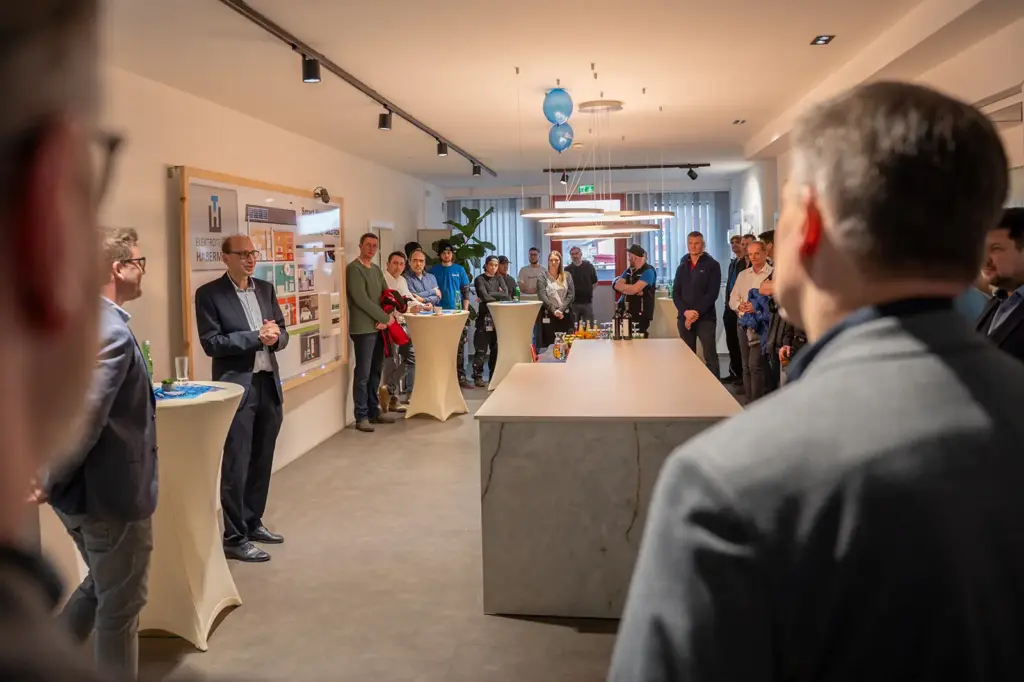 Viele Menschen in einem großen Raum