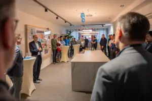 Viele Menschen in einem großen Raum