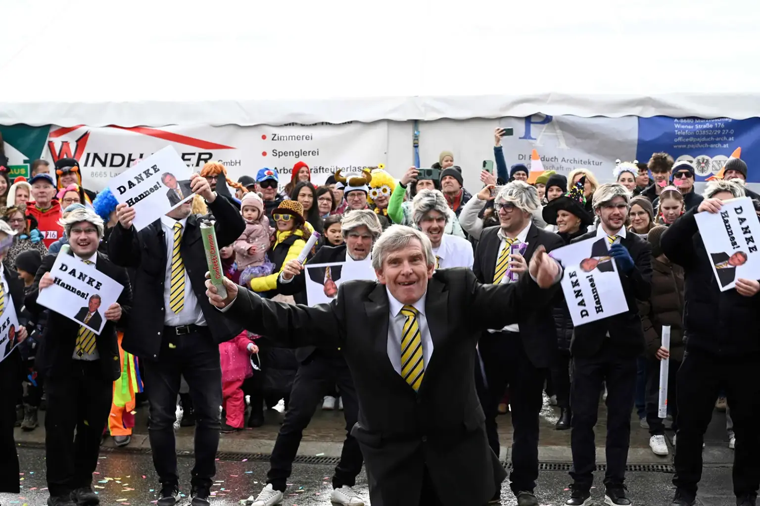 Bunter Umzug am Faschingsdienstag in Mürzzuschlag Eine Gruppe von kostümierten Personen auf der Straße