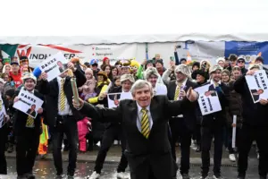 Eine Gruppe von kostümierten Personen auf der Straße