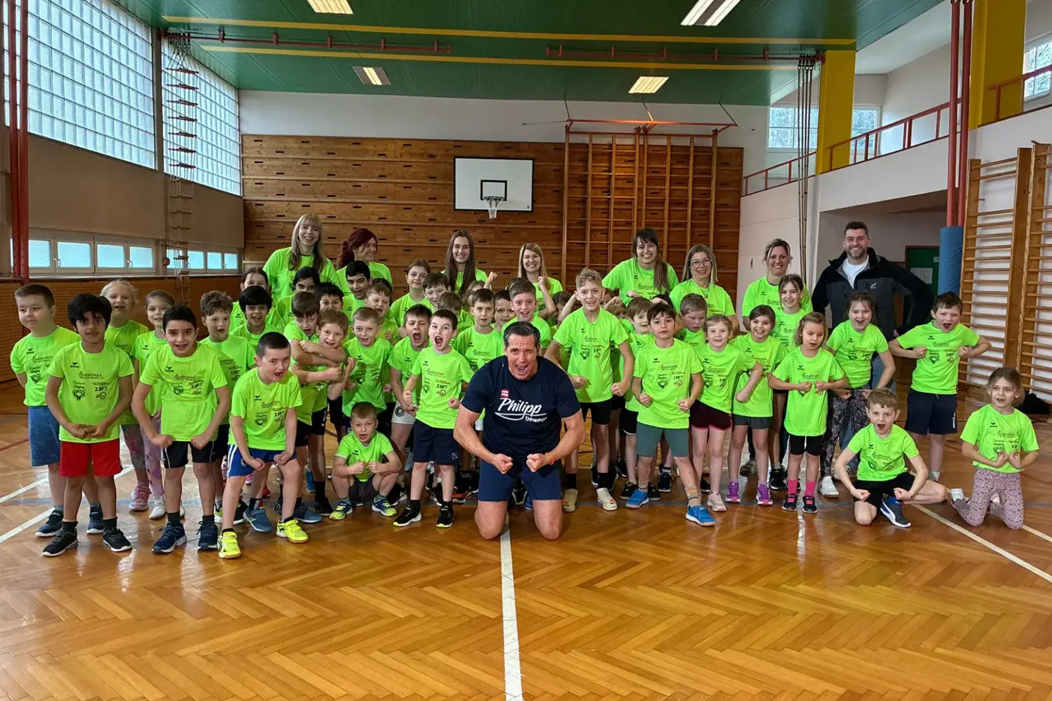 Hönigsberger Kinder bewegten sich mit Philipp Ein Gruppe von Menschen in einem Turnsaal.