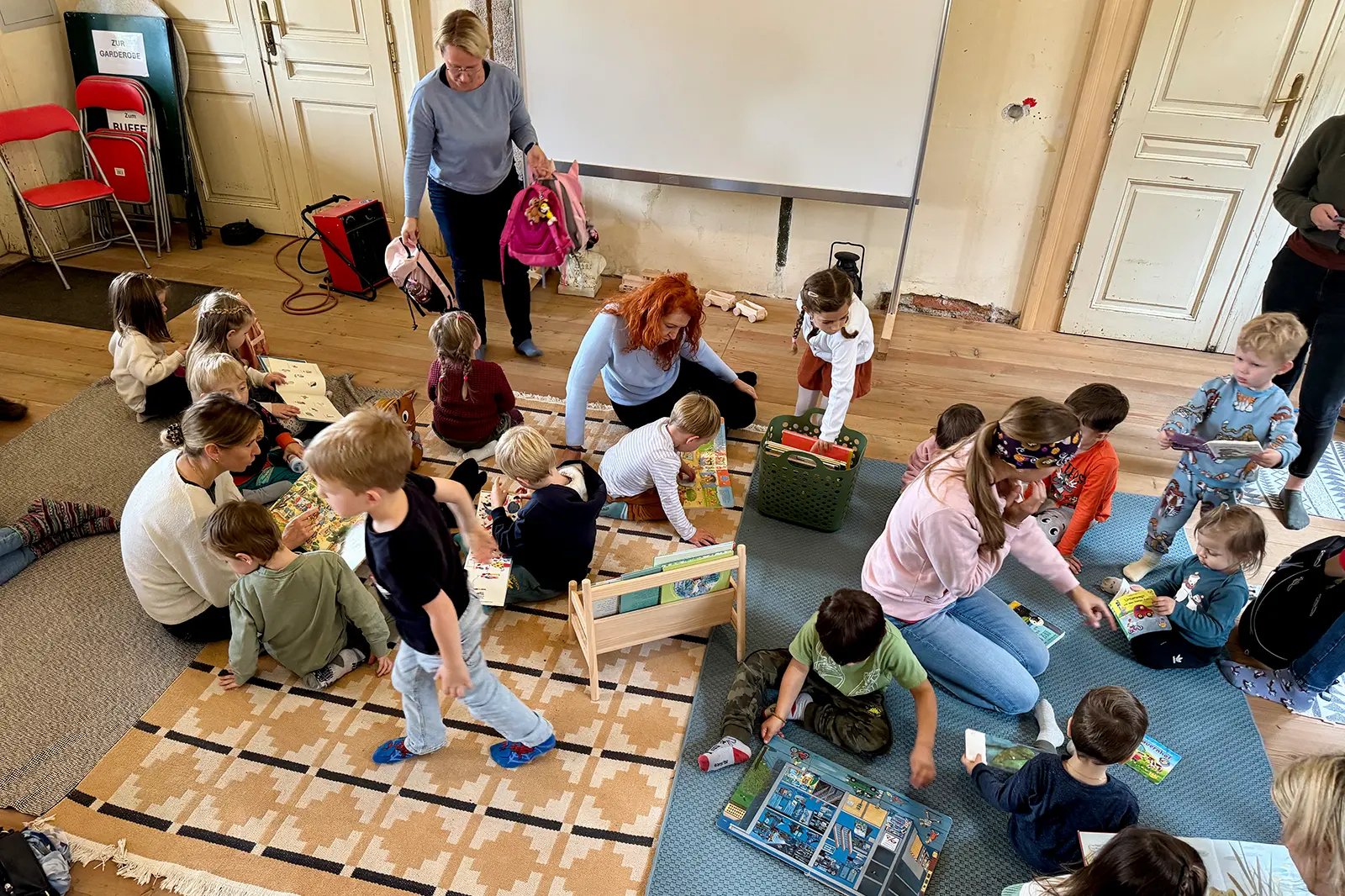 Eine Gruppe von Kindern beim Spielen auf dem Fußboden