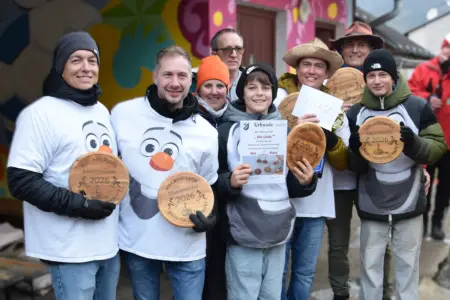 Verkleidete Personen halten Preise und Urkunde in den Händen