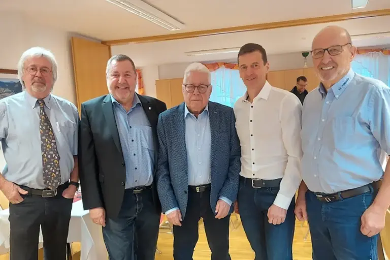 Fünf Männer mit Hemd und Sakko gekleidet stehen nebeneinander.