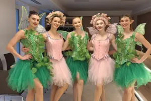 Doppelte Tanzshow in Ratten Fünf junge Frauen in Elfenkostümen