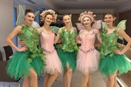 Fünf junge Frauen in Elfenkostümen