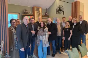 Eine Gruppe von Personen in einem sitilvoll eingerichteten Raum