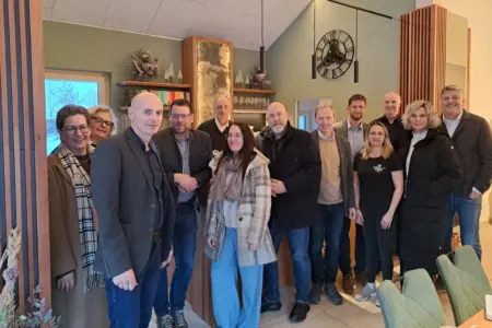 Eine Gruppe von Personen in einem sitilvoll eingerichteten Raum