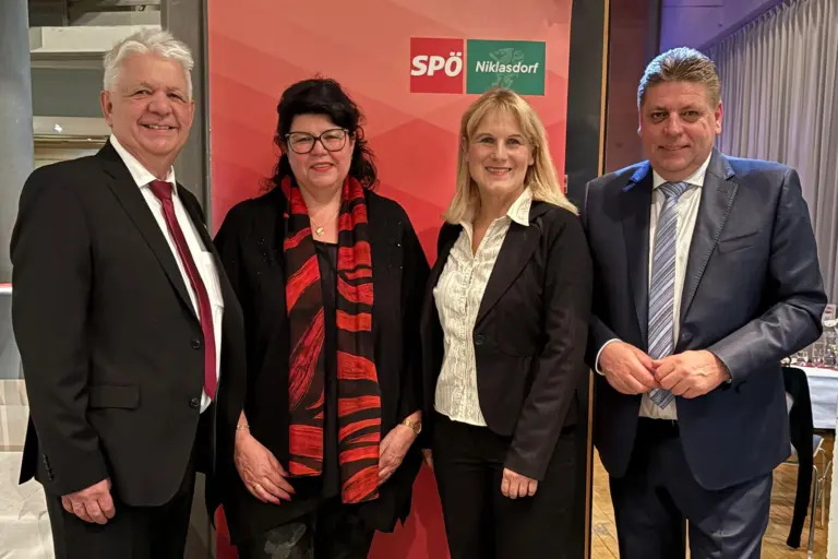 Zwei Damen und zwei Herren vor einem Rollup mit SPÖ-Logo.