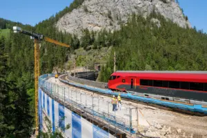 Ein Zug auf einem Viadukt