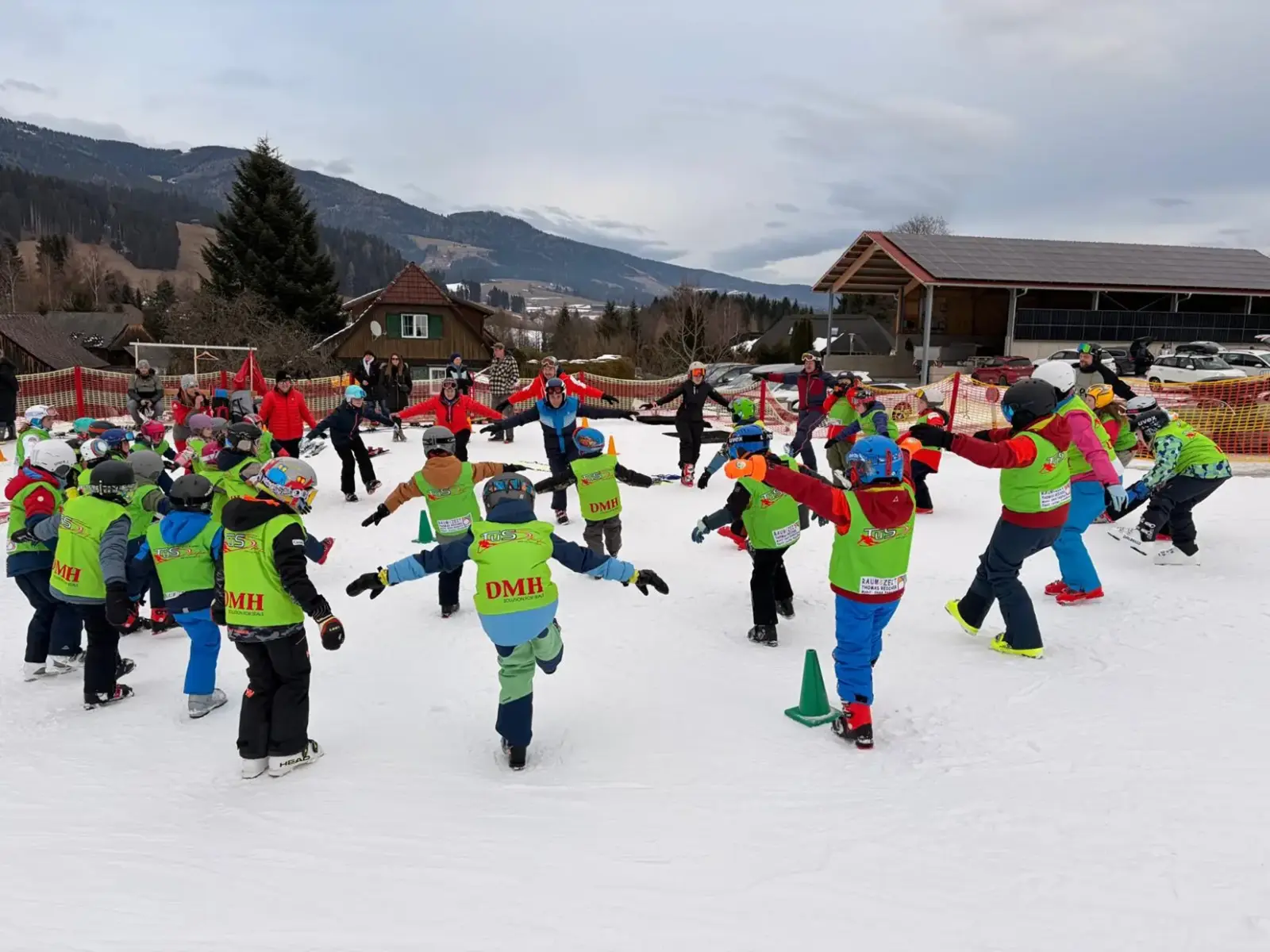 Eine Gruppe von Kindern bei Übungen im Schnee