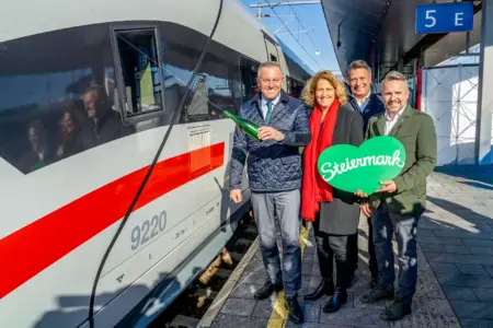 Ein ICE mit steirischem Herz Eine Frau und drei Männer neben einer stehenden Schnellzuggarnitur.