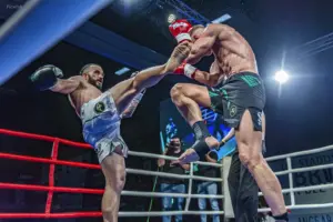 Zwei Männer beim Kämpfen in einem Kampfring.