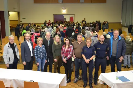 Viele Personen in einem großen Vortragsraum