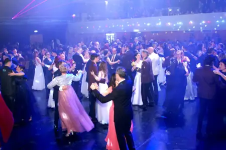 Viele tanzende Paare in einem Ballsaal