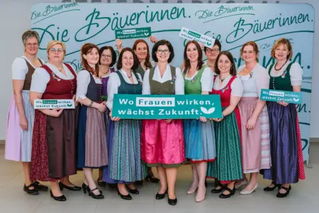 Zwölf Frauen in Dirndlkleidern mit Tafeln in Händen, darauf der Wortlaut "Wo Frauen wirken, wächst Zukunft"