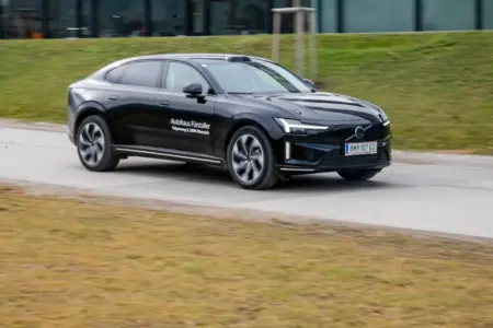 Eine Limousine fährt von links nach rechts