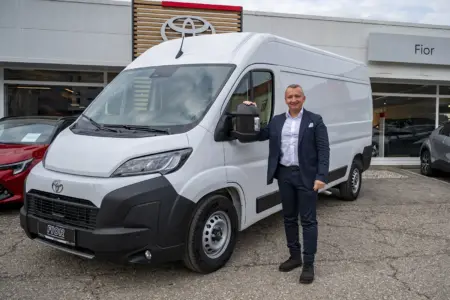 Der große Pro Ein Mann steht neben einem Auto.