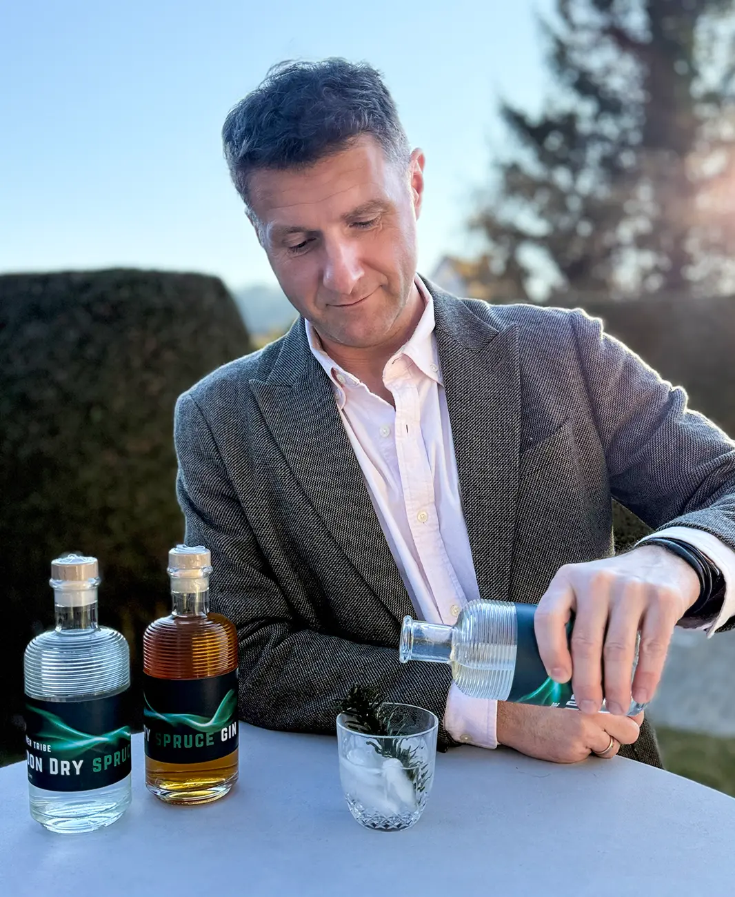 Ein Mann schenkt sich ein Glas Gin ein